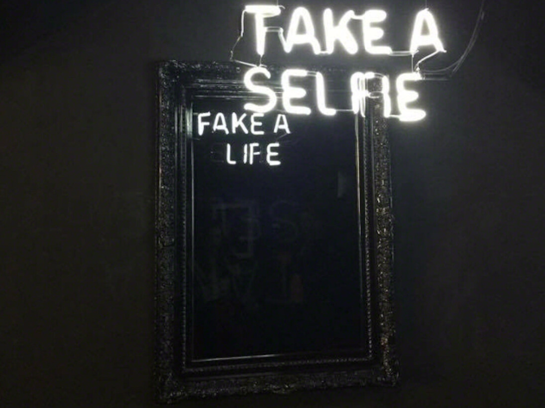 Camilo Matiz, Take a selfie / Fake a life. Courtesy of Maddox Arts