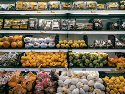 Usa una borsa riutilizzabile. Evita di comprare sacchetti di plastica ogni volta, riducendo i costi e l’impatto ambientale