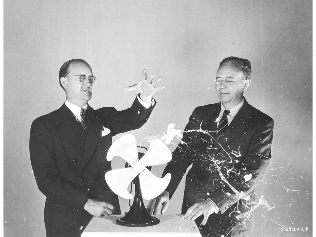 Dr. Harold Edgerton, Dropping an egg into a fan!, 1940, © Harold Edgerton Archive, MIT. Courtesy Michael Hoppen Gallery