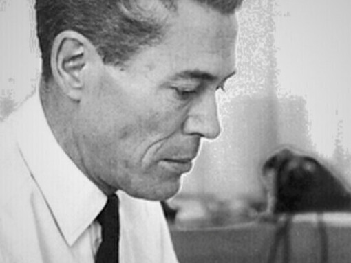 Biologiste, résistant et penseur, Jacques Monod incarne l'engagement scientifique du XXe siècle