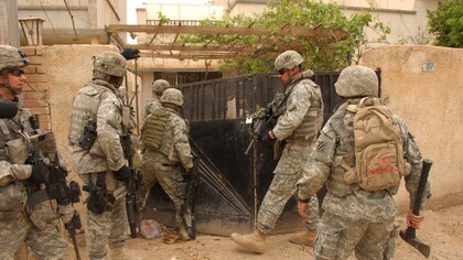 "Iraqi Freedom". Soldati dell'esercito statunitense entrano in una casa abbandonata alla ricerca di possibili armi o altri materiali illegali durante una pattuglia a Haidraq, Iraq, il 6 aprile 2008