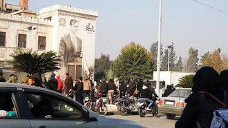 Situación en Hamas tras el colapso del gobierno. Nótese el rostro de Bashar al-Assad acribillado a balazos