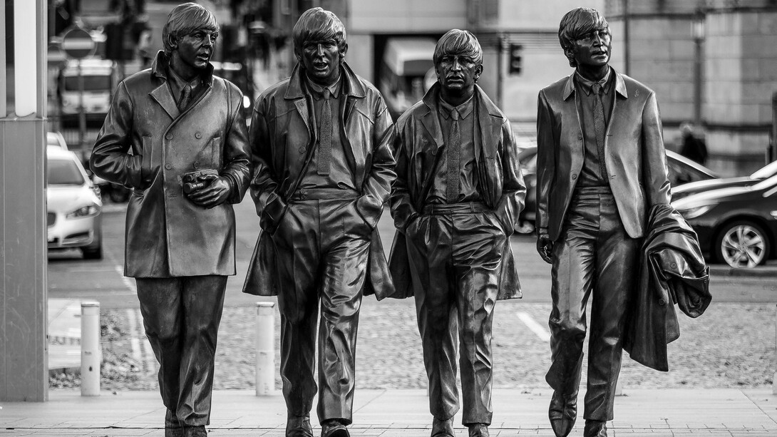 "Now and Then", a última música dos Beatles, foi divulgada após quase 50 anos, emocionando fãs com a ajuda da inteligência artificial