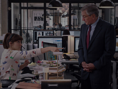 Lo stagista inaspettato, (2015), scena dal film. Secondo le politiche sul lavoro per over 50, per le assunzioni con contratto di lavoro dipendente a tempo determinato, di lavoratori di età non inferiore a 50 anni, è riconosciuta la riduzione del 50% dei contributi a carico del datore di lavoro per 12 mesi