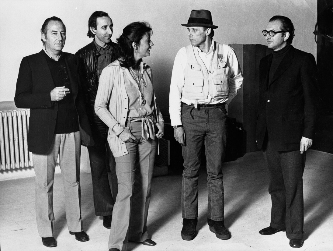 Fabio Mauri, Lucio Amelio, Gabriella Lonardi, Joseph Buys, Pasquale Trisorio in the study of Elisabetta Catalano. Photo: Elisabetta Catalano
