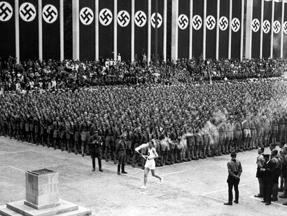 Ceremonia de encendido del pebetero durante los Juegos Olímpicos del 36, bajo el régimen nazi