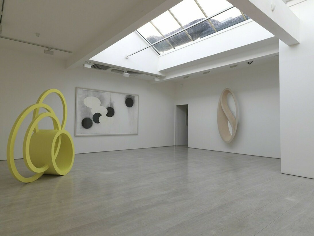 Nigel Hall, Here and Now, There and Then, Exhibition view. Courtesy of Annely Juda Fine Art
