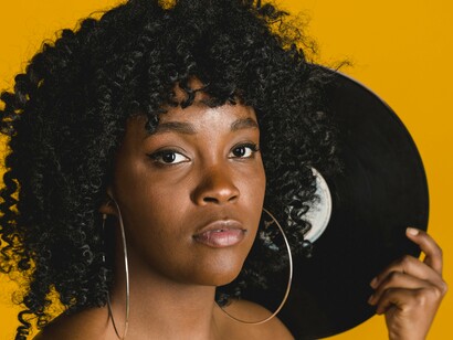 Africana posa com disco de vinil. Por que falo de diáspora? Porque as identidades africanas e afrodescendentes são tão múltiplas quanto as etnias que há na África, talvez mais. O tráfico transatlântico de pessoas no mundo nos trouxe uma riqueza incomensurável. Não é a mesma coisa ser um afrodescendente em Londres que em Lagos, mas todas são identidades africanas válidas, e sua música deveria ser respeitada como tal