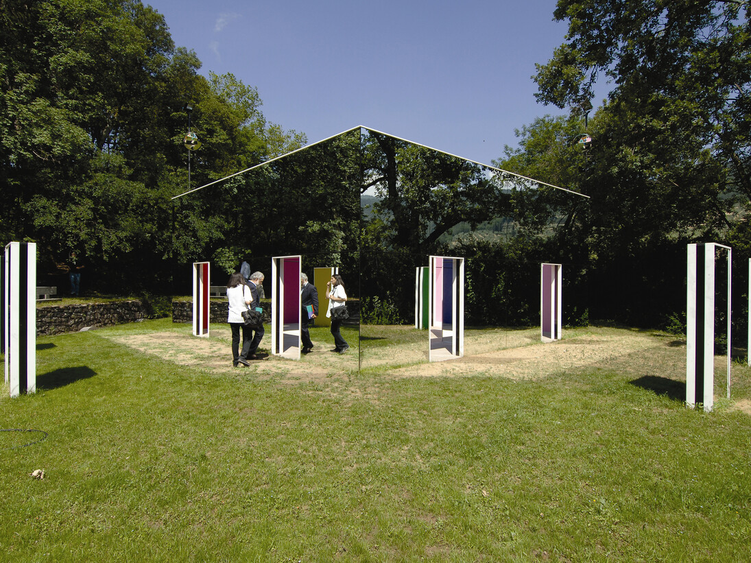 Daniel Buren, La cabane éclatée aux 4 salles, work in situ and permanent, collection Gori, Fattoria di Celle, Santomato di Pistoia, 2005, mirror, white marble, black marble, cement, color, 400 x 878,3 x 878,3 cm, Courtesy the artist and GALLERIA CONTINUA, San Gimignano / Beijing / Les Moulins
© Daniel Buren/ADAGP, Paris
