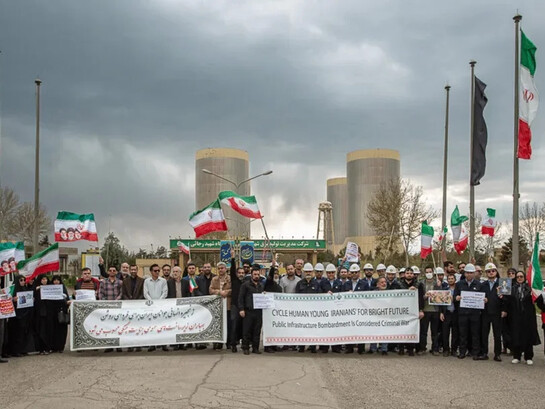 Diante da ameaça de novos ataques dos Estados Unidos e de Israel, civis organizam uma corrente humana em defesa de instalações nucleares iranianas. Entre sanções, bombardeios e disputas estratégicas, Ormuz volta ao centro das tensões globais
