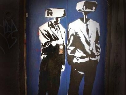"Survaillance". No Peru, Alfredo Marquez, explora esse contexto em "(Des)instalación Ecce Homo", sua obra que recria a vigilância em prisões peruanas durante o regime de Fujimori. Marquez utiliza imagens de câmeras de segurança para confrontar o espectador com a brutalidade das condições carcerárias, ao mesmo tempo em que critica o papel da vigilância na criação de uma sociedade de controle. Sua obra denuncia a invisibilidade dos corpos aprisionados e o olhar impessoal que os vigia de maneira contínua