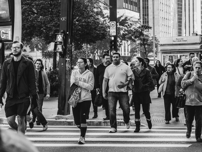 Multidão cruza a rua
