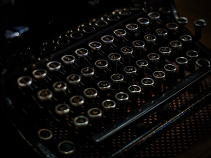 Eduardo Anguita es una figura indispensable en el panorama de la poesía chilena de este siglo