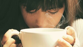 Apreciar um café, acordar de manhã com o sol no quarto e buscar uma energia boa todos os dias. Comida boa na mesa, roupa confortável no corpo, teto para descansar, saúde e razões para agradecer. Já fazem 5 anos que passamos pela pandemia e acredito que a vida de muita gente mudou, ou melhor, muita gente mudou; fomos obrigados a ficar em casa e buscarmos ser corajosos, além de acreditar que tudo um dia iria passar. Os quase dois anos em que ficamos em nossas casas, fez a gente agradecer pela nossa saúde, orar mais, escutar a chuva, olhar para o céu e ter gratidão por estar ali