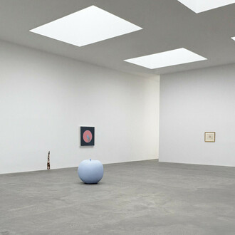 Various artists, Cats and apples, exhibition view. Courtesy of Matthew Marks Gallery