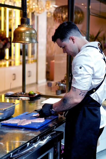 Con humildad y mentalidad de “esponja”, Ojeda aprendió a adaptarse a nuevas culturas gastronómicas hasta convertirse en referente de la cocina india en Madrid