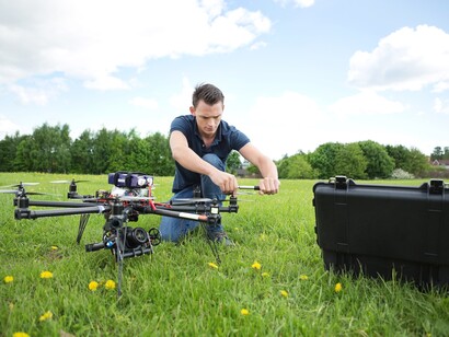Un hombre pone a punto un dron