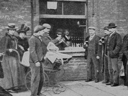 Arbeiter in einer Kneipe ca. 1900 