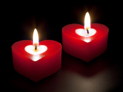 Dos velas en forma de corazón