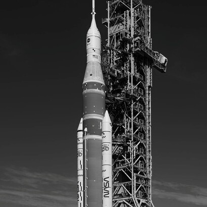 Il razzo SLS (Space Launch System) della missione Artemis II della NASA e la navicella spaziale Orion vengono trasportati al Complesso di lancio 39B sabato 17 gennaio 2026 presso il Kennedy Space Center della NASA in Florida. Crediti fotografici: NASA/John Kraus