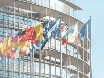Banderas de los países miembros de la UE en el exterior de la sede del Parlamento Europeo, Bruselas, Bélgica