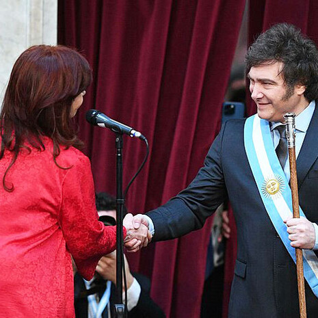 Javier Milei y Cristina Fernández de Kirchner saludándose durante la ceremonia de asunción y traspaso de mando presidencial, 10 de diciembre de 2023, Buenos Aires, Argentina
