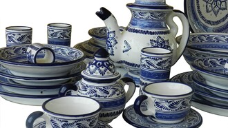 Vajilla para ocho comensales fabricada en Talavera de la Reina (Toledo)