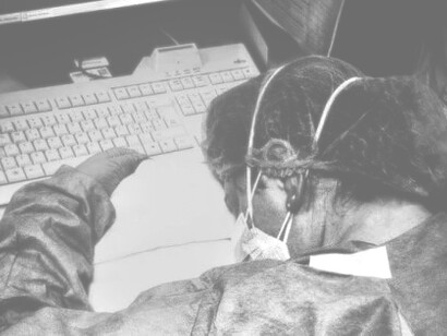 Un’infermiera stremata chinata sulla tastiera del computer, foto divenuta simbolo della pandemia