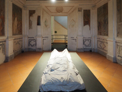 Luciano Fabro, Gesso per Lo Spirato, 1968-73. Veduta dell’installazione presso CSAC – Centro Studi e Archivio della Comunicazione dell’Università di Parma.

