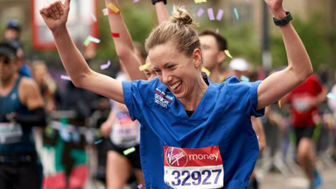 Jessica Anderson corrió el maratón de Londres con uniforme de enfermera