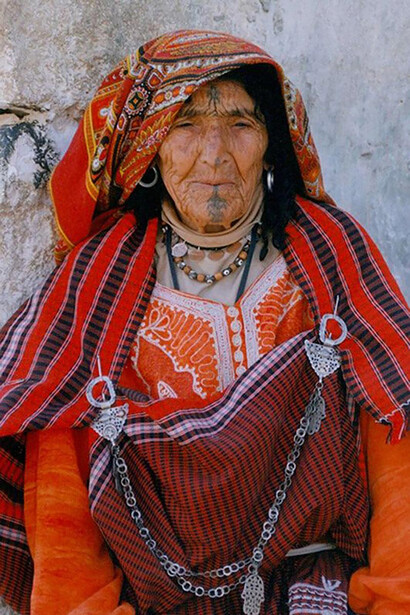 Femme amazigh. La dimension amazighe se voit diluée dans la catégorie de « diversité culturelle », reconnue et soutenue par l’État comme facteur d’épanouissement de la culture nationale