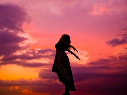 Su perfume de vainilla y almizcle contrastaba con el fuerte olor a café negro que emanaba de su boca