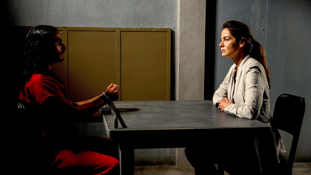 Eva Gellar (Michelle Monaghan), agente de la CIA, interroga a Al-Massih ad dajjal (Mehdi Dehbi), el presunto Mesías