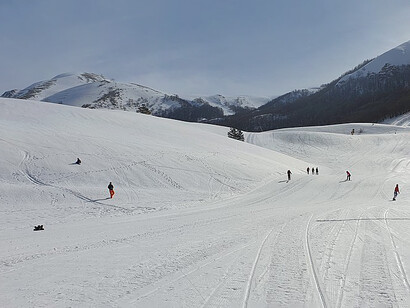 Sciare a Campo Felice, Abruzzo, Italia. Una particolarità di Roccaraso deriva dalla possibilità di praticare uno sport bellissimo e ancora non troppo conosciuto, lo snowkiting: trainati da un aquilone e con gli sci o lo snowboard ai piedi