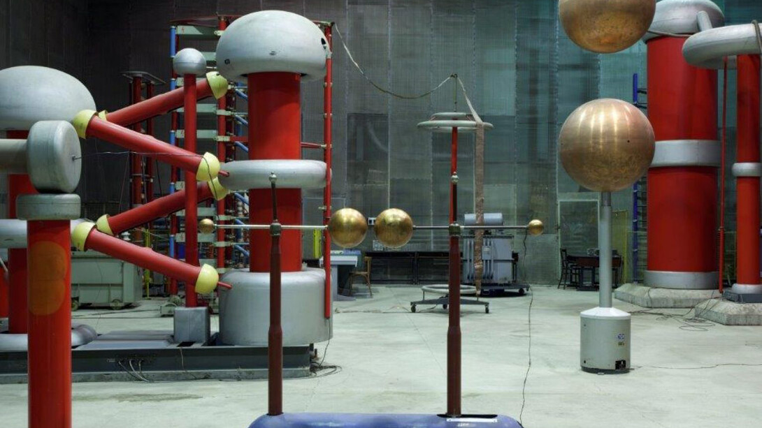 Matei Bejenaru, Between two worlds, high voltage lab in Iași, 2011. Courtesy of MG+MSUM