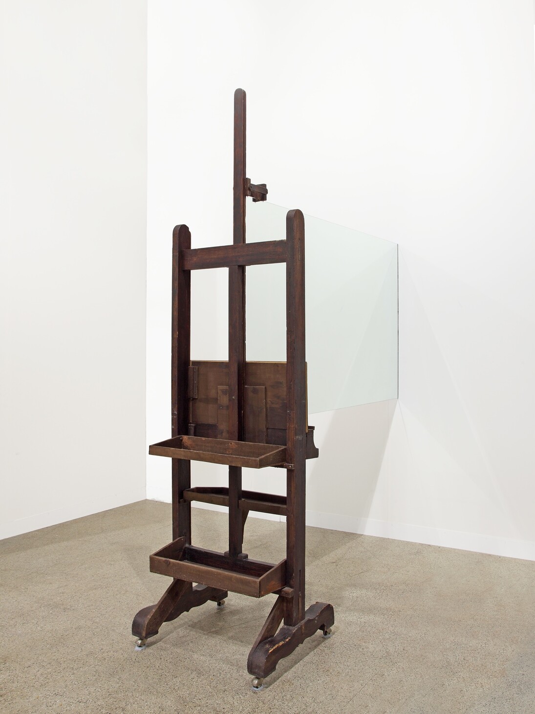 Specchio di taglio. 1976. 
Caballete de madera, espejo. 
225 x 232 x 60 cm. 
Obra nº 73 del libro amarillo “Cento mostre nel mese di ottobre”, Turín 1976. 
Obra única. 
Cortesía de Galleria Continua
