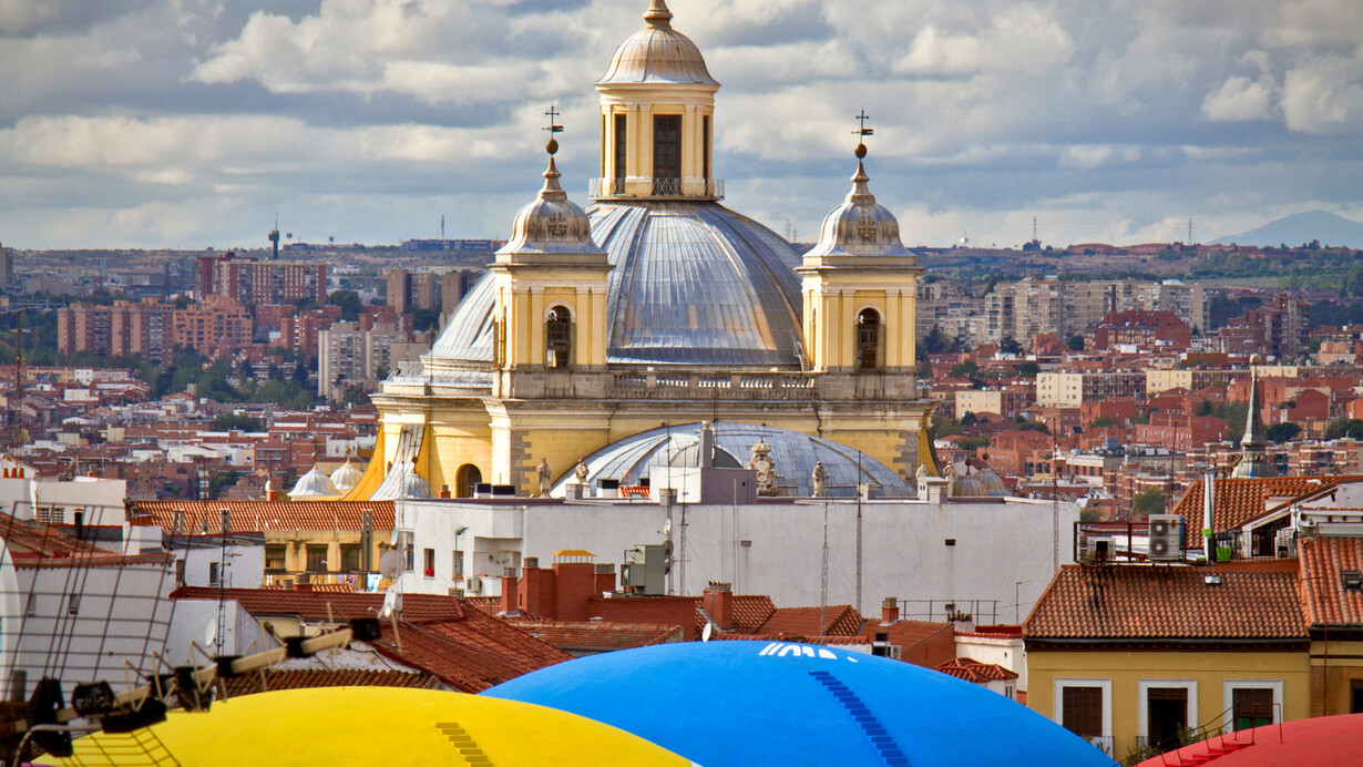 La cubierta del Mercado de la Cebada y la iglesia de San Francisco el Grande. Foto de Iván Pascual Fernández