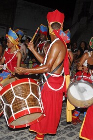 Percussão do Maracatu Nação, com uma alfaia em destaque