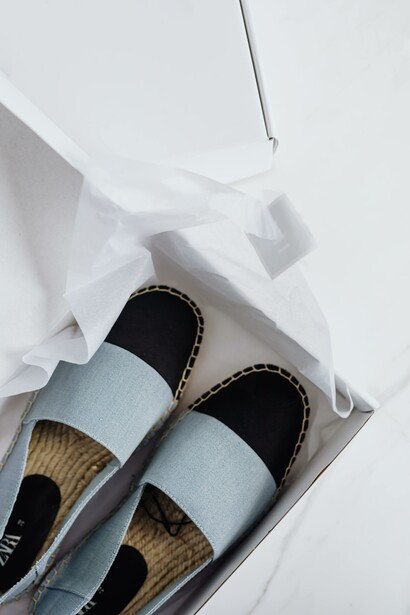 Fast fashion. Un termine coniato nel 1989 dal quotidiano New York Times, il quale indica il modello di business che concede di immettere sul mercato in tempi brevissimi sempre nuovi capi, facendo leva su un nuovo processo di ideazione, creazione e distribuzione