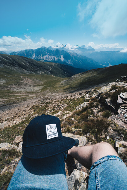 Casquette. Se consacrer au rêve, à ce à quoi on aspire, à ce qui n'existe pas, c'est nier la configuration existante elle-même