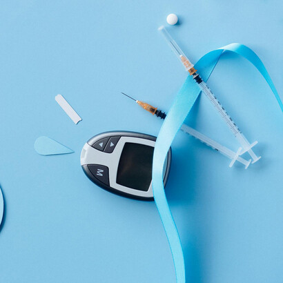 Medidor de glucosa en sangre, cinta celeste, jeringas y agujas y comprimidos