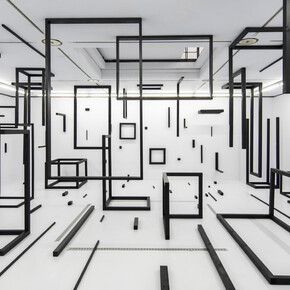Esther Stocker, Installazione site specific, 2020, Museum für Konkrete Kunst, Ingolstadt, Germania. Courtesy the artist and the gallery