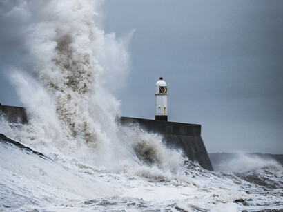 Face aux vagues du monde, il ne s’agit pas de résister à tout prix, mais de trouver une manière d’habiter le mouvement