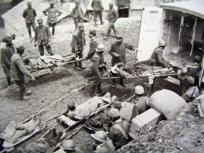 Carico di feriti su un'ambulanza