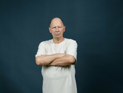Homem mal-humorado. Muitas vezes na vida, vemos um objeto de desejo afastar-se ou aparentemente tornar-se inacessível e reagimos infantilmente, com tristeza, lamentações e murmúrios. Uma reação puramente emocional, instintiva, como uma criança. Outras vezes, já estamos de volta ao caminho de realização do nosso desejo, mas não percebemos e permanecemos sofrendo desnecessariamente. Outras vezes ainda, nos colocamos como vítimas, achando-nos prejudicados por Deus ou por alguém, quando de fato pode existir um motivo imperativo para o que está acontecendo