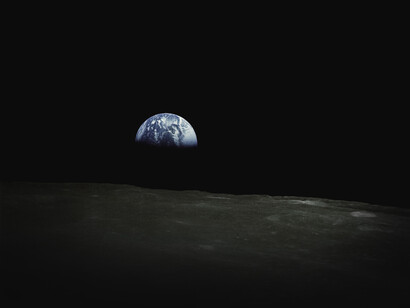 Dado que la temperatura y la densidad son inversamente proporcionales, si la temperatura desciende, el volumen de la Tierra será menor