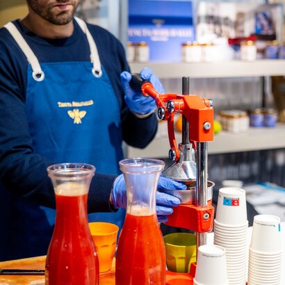 Tra gli spazi più visitati c’erano quelli dedicati a cioccolato, vini, formaggi e specialità regionali italiane. Credits: AKAstudio-collective