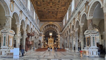 Roma, Italia, Basilica di Santa Maria in Aracoeli, L’interno verso il presbiterio, ph. Roberto Luciani