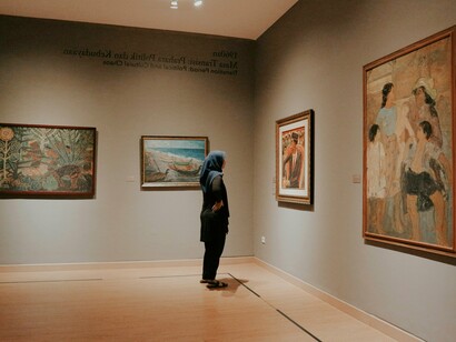 Dans ce musée, les toiles sont observées comme un feu de camp, où les flammes imprévisibles cachent une logique secrète, cherchant l’équilibre entre chaos et harmonie, comme dans le cycle des éléments