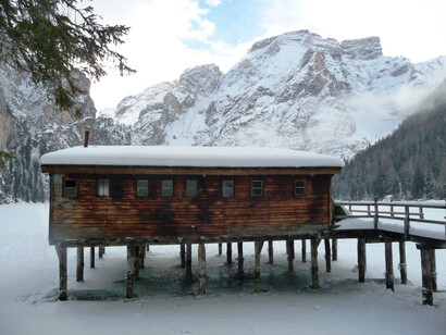 Braies con la neve. Foto di Simonetta Sandri